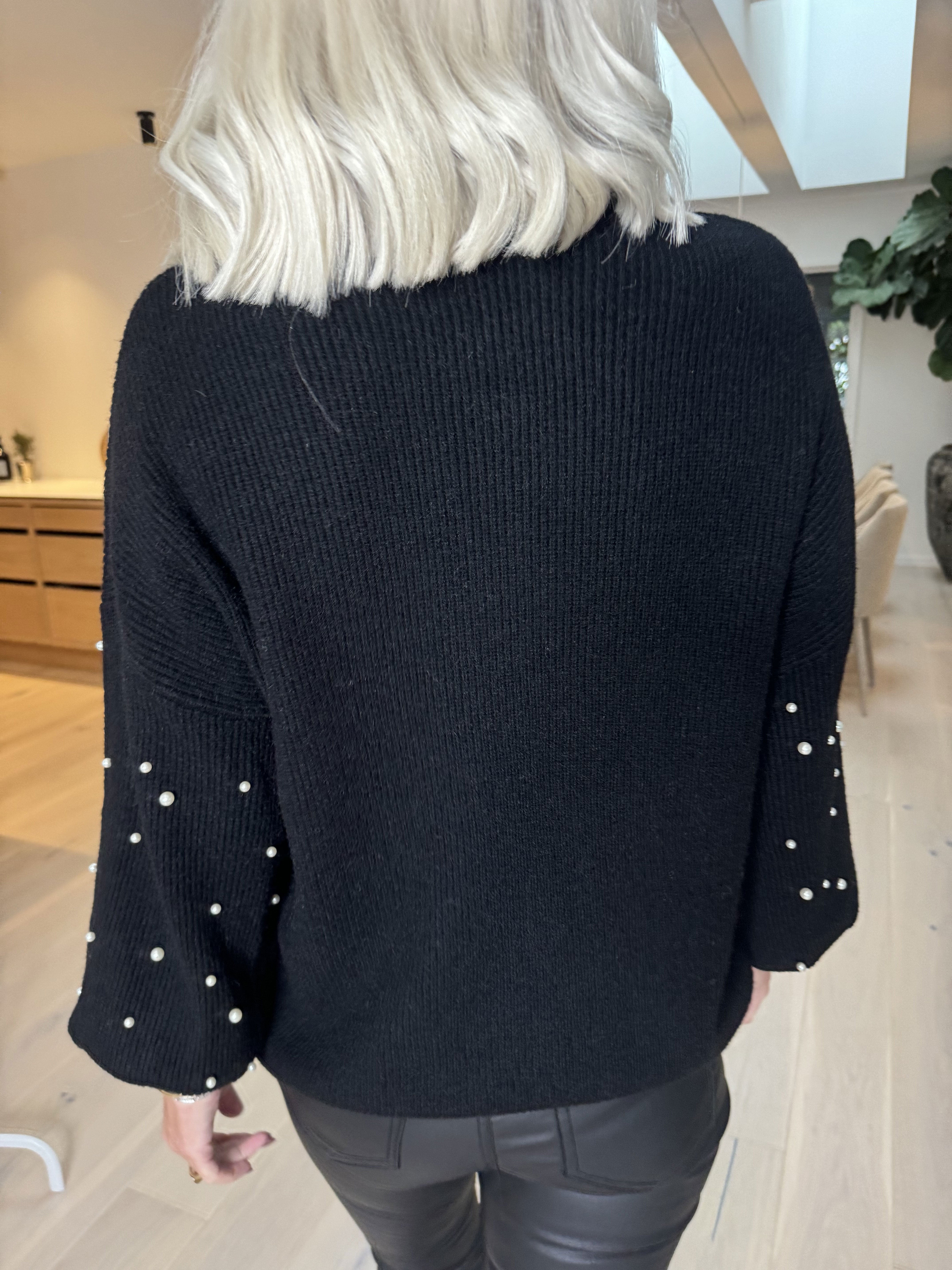 Diara - Stickad blus med ballongärmar och vita pärlor